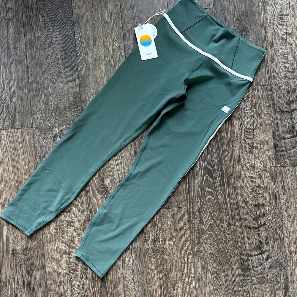 Vuori Agate Green All The Feels Leggings with White Accent NWT